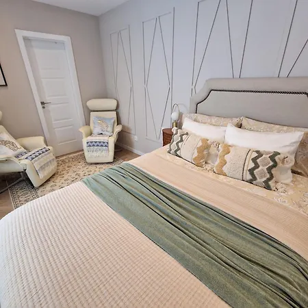 Sun & Palms - Luxurious 2 Bedroom With A Great Pool Area Apartment *