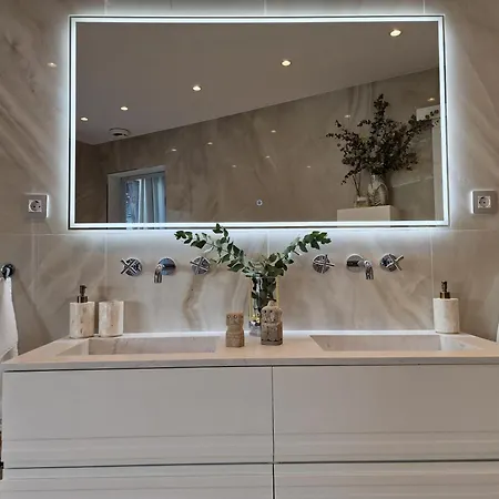 Sun & Palms - Luxurious 2 Bedroom With A Great Pool Area